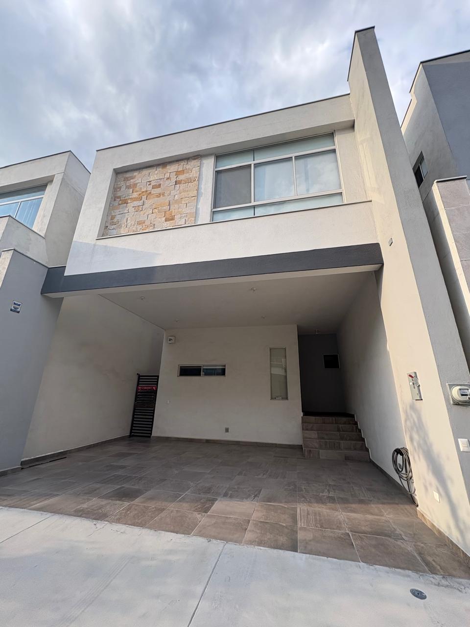 CASA EN VENTA EN NOVELIA, DOMINIO CUMBRES