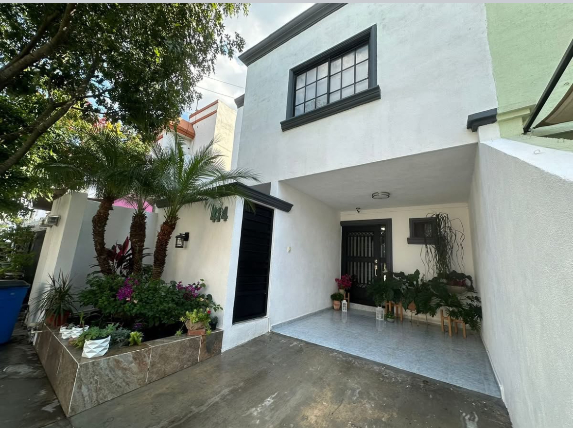 CASA EN VENTA EN COLINAS DE LA SILLA EN GUADALUPE,  N.L.