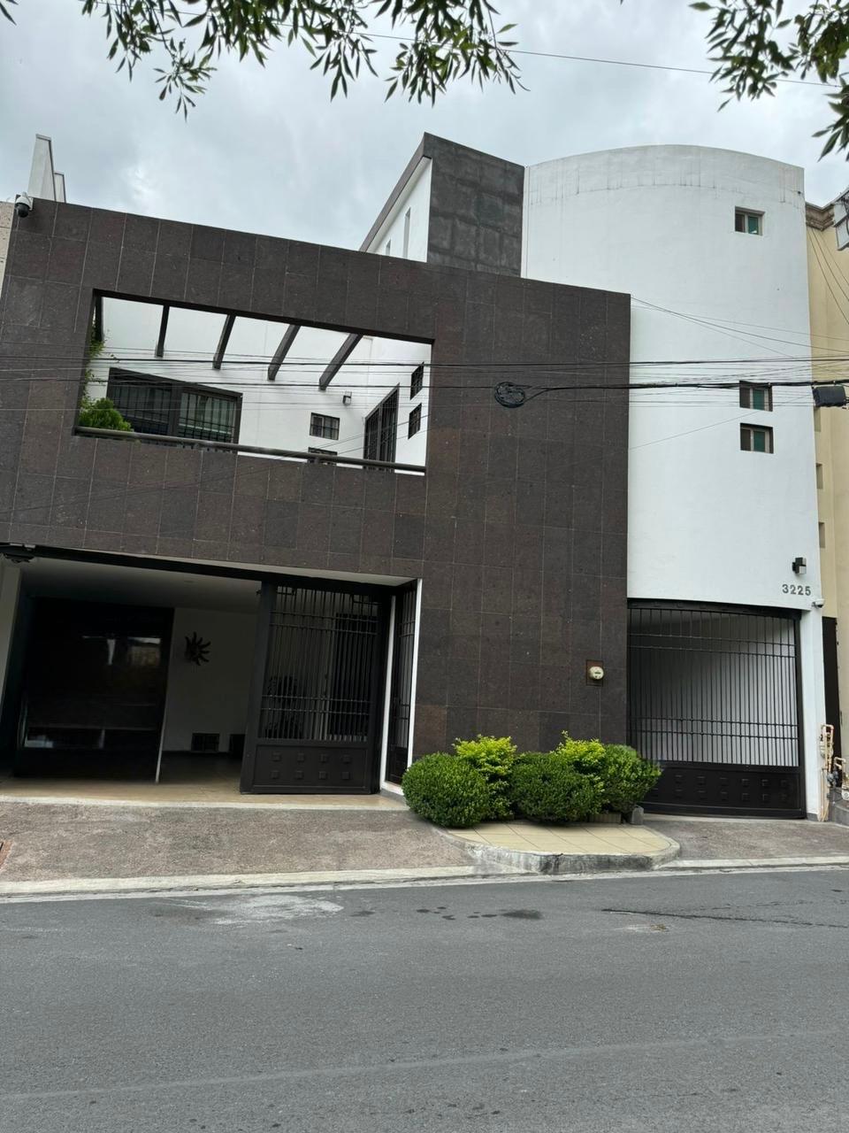 CASA EN VENTA CUMBRES 2DO SECTOR (ARRIBA DE LEONES)